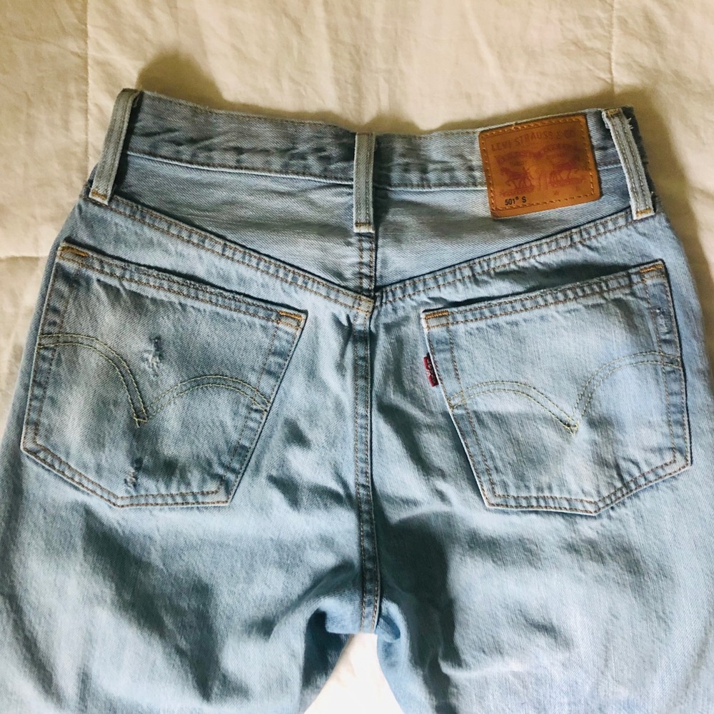 LEVIS HIGH RISE JEANS